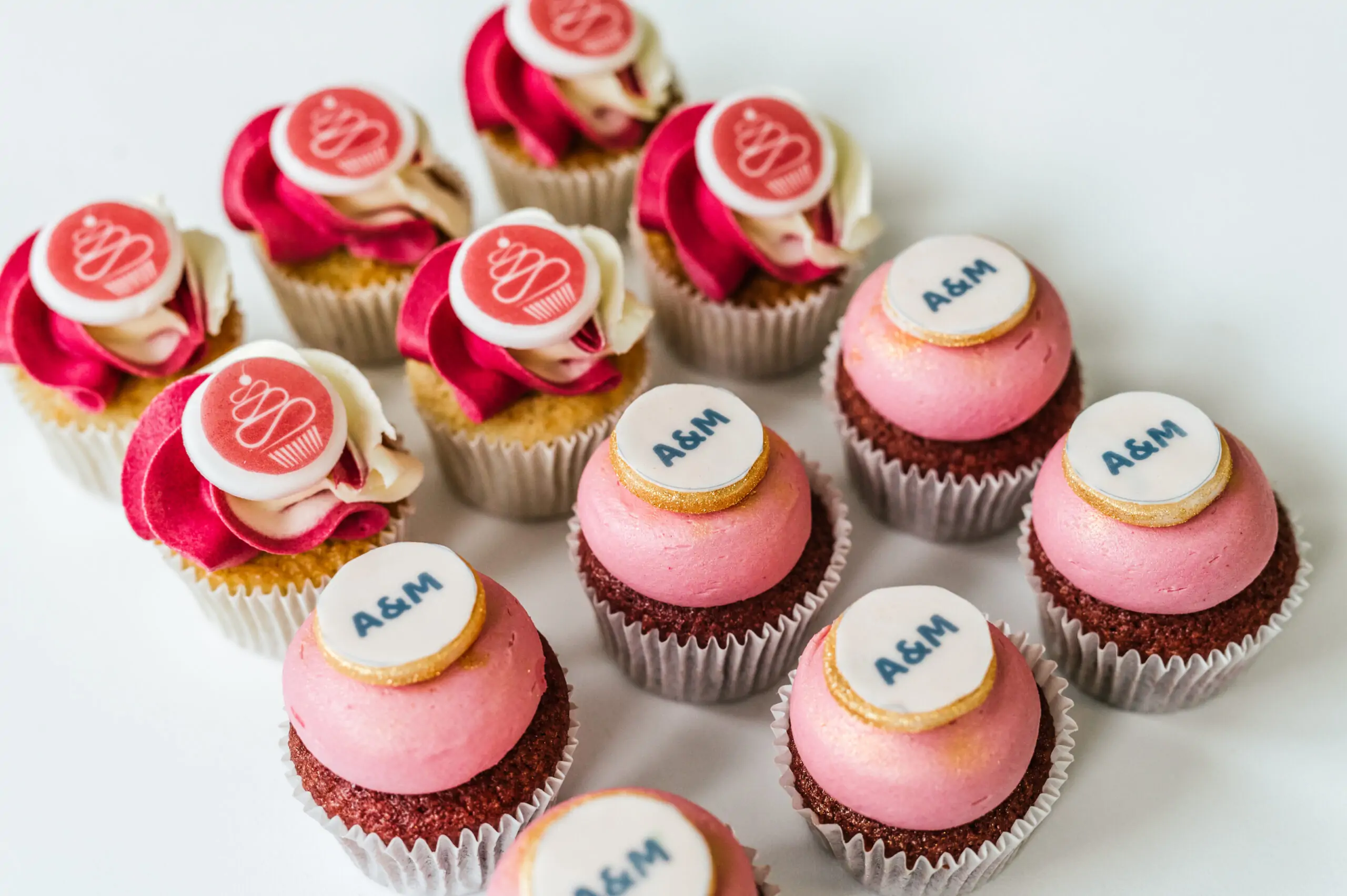 cupcakes with logo monogram 3 scaled